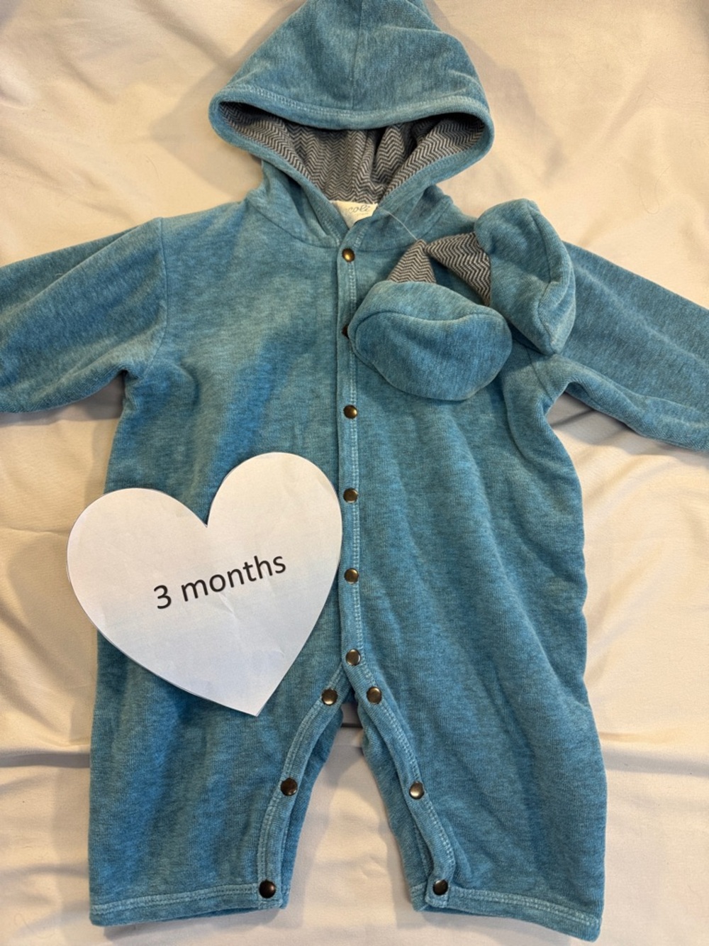Coccoli - NWOT - Velour hooded romper/jacket  and bootie set. Size 3 months
